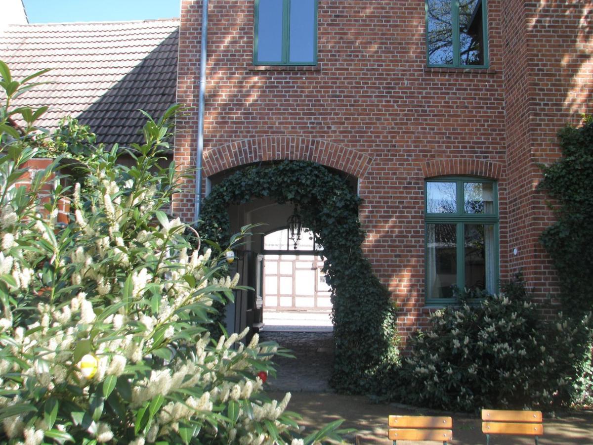 Gasthaus Und Pension "Zum Hauenden Schwein" Wörlitz Exterior foto